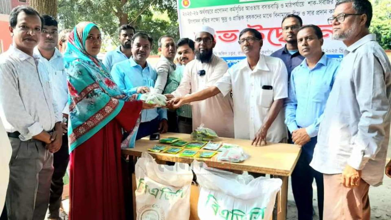 রাণীশংকৈলে  কৃষকদের মাঝে বিনামূল্যে সার ও বীজ বিতরণ