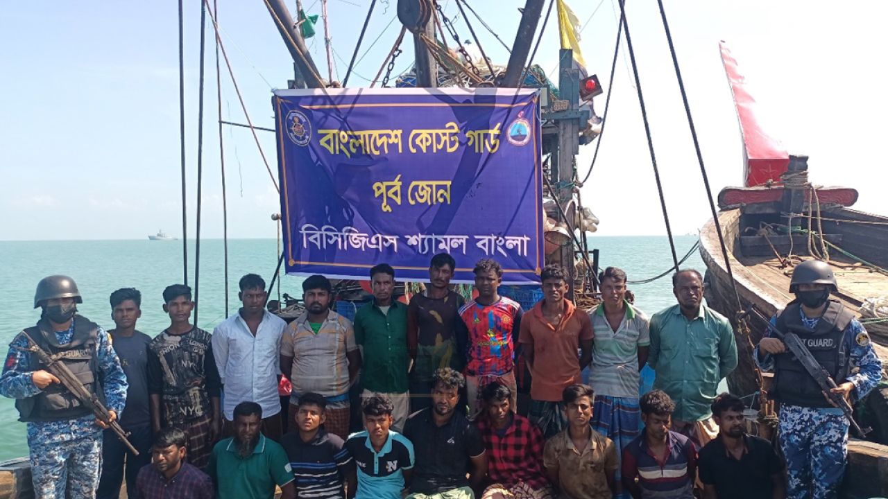 সেন্ট মার্টিনে অবৈধ ট্রলিং বোটসহ ১৯ জেলে আটক
