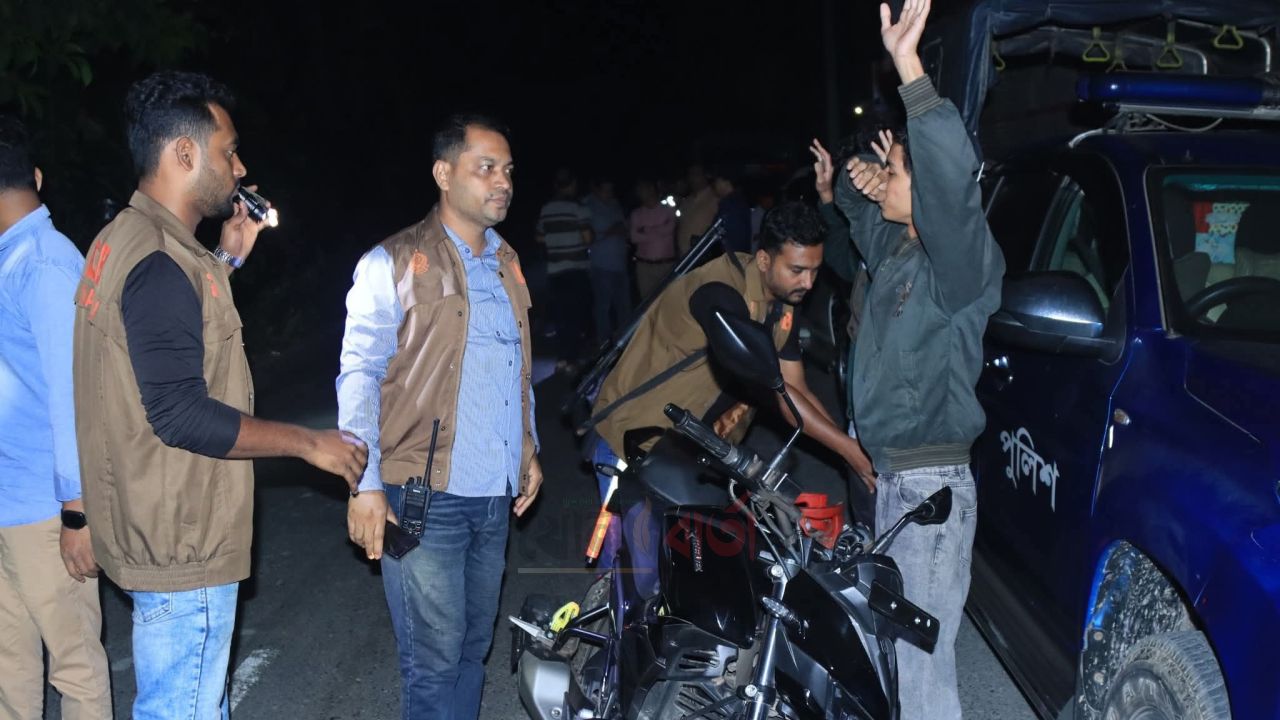 রাতভর চেকপোস্টে পুলিশ সুপার, নিরাপত্তা জোরদারে কঠোর নজরদারি