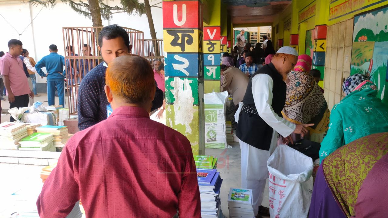 নতুন পাঠ্য বই পাচ্ছে ঈদগাঁওর প্রাথমিক শিক্ষার্থীরা