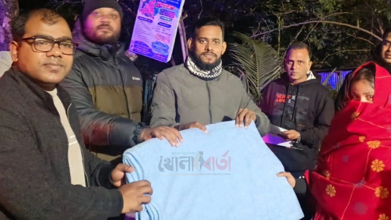 চরভদ্রাসনে রাত পর্যন্ত শীতার্তদের মাঝে ইউএনওর ঘুরে ঘুরে কম্বল বিতরণ