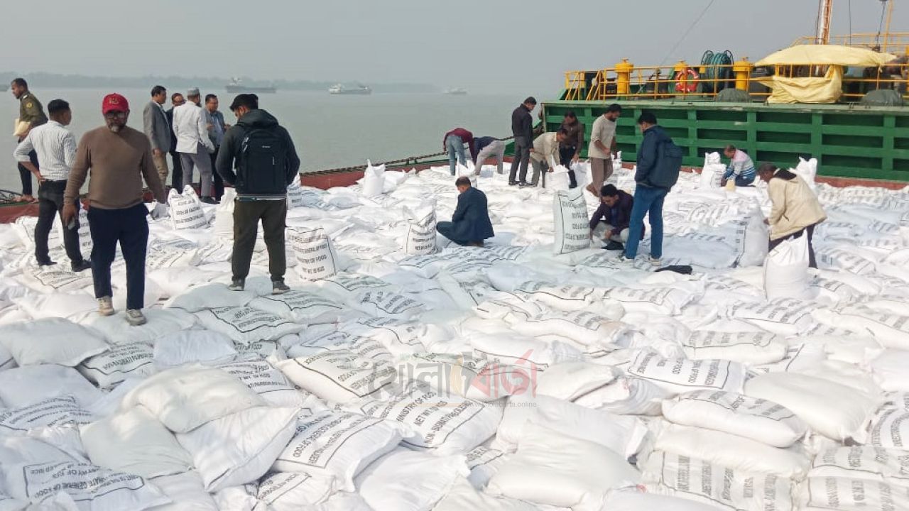 মোংলা বন্দরে ভারত থেকে এলো ৫ হাজার টন চাল