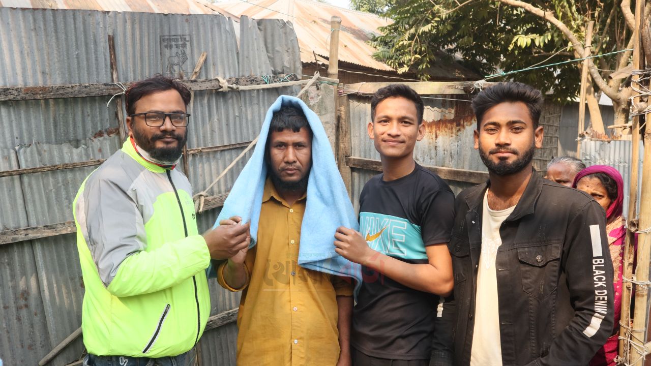 রক্তরেখা ব্লাড ব্যাংকের উদ্যোগে খানসামায় শীতবস্ত্র বিতরণ