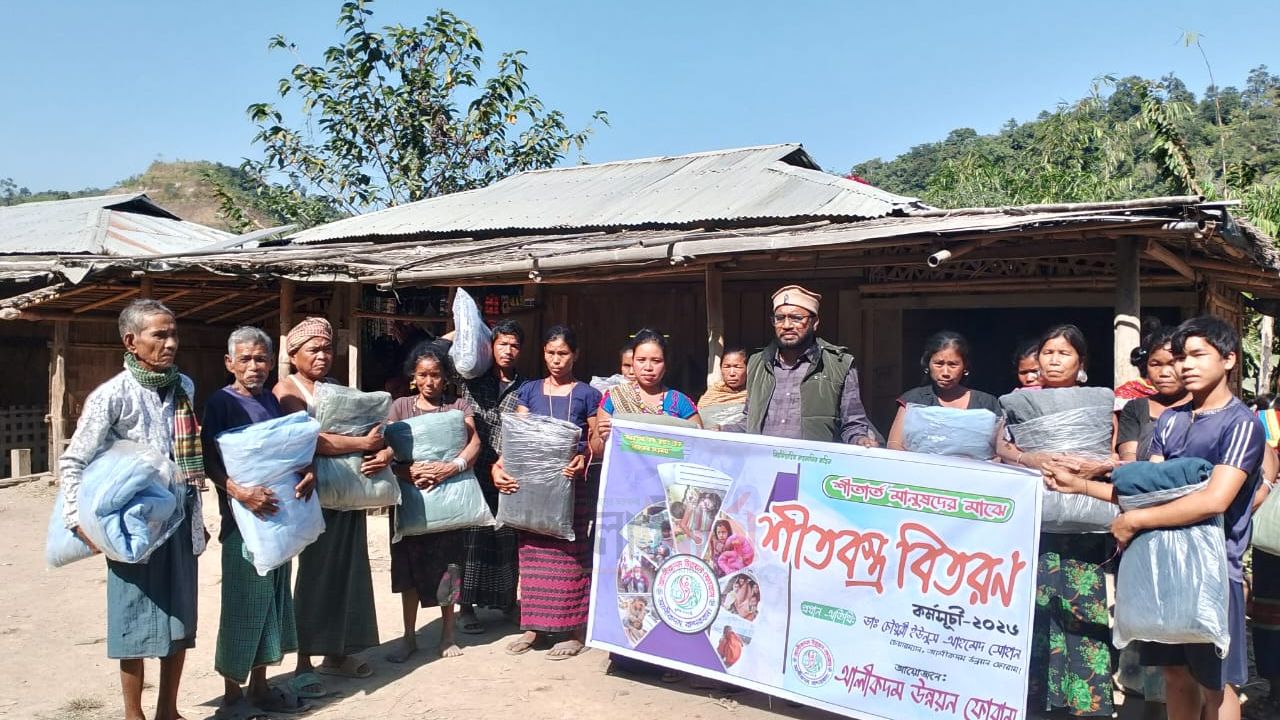 আলীকদমে দুর্গম পাহাড়ি এলাকায় শীতার্ত মানুষের মাঝে শীতবস্ত্র বিতরণ