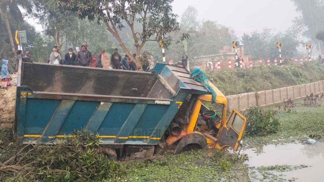 নওগাঁয় ট্রাকচাপায় ৫ জনের মৃত্যু