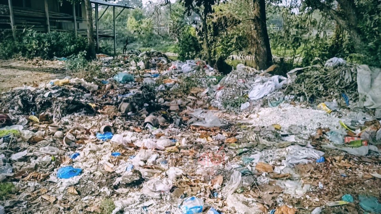চরভদ্রাসন হাইস্কুলের মাঠ নর্দমার আতুরঘরে পরিণত, স্বাস্থ্যঝুঁকিতে শিক্ষার্থী ও ব্যবসায়ীরা