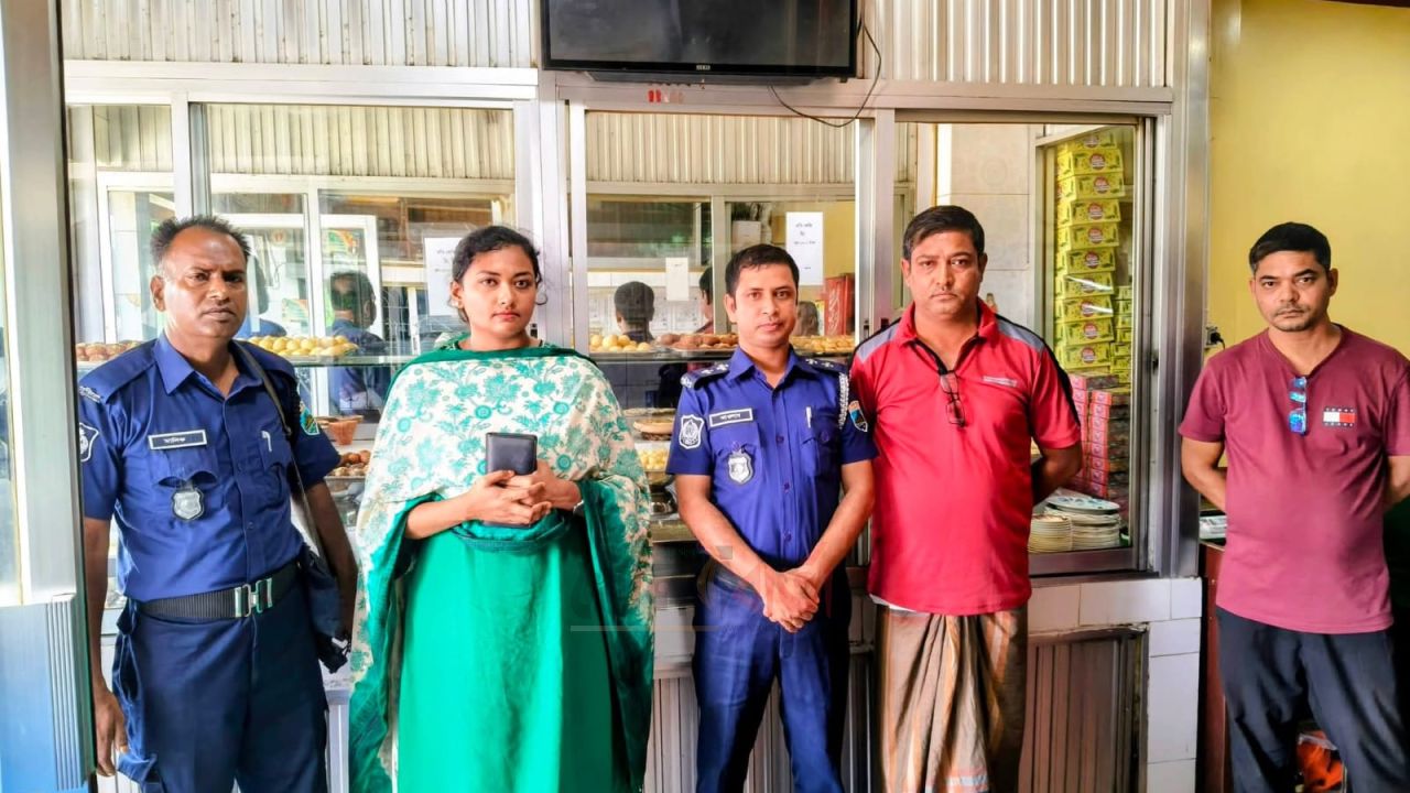 বেড়ায় মিষ্টির দোকানে ভ্রাম্যমাণ আদালতের অভিযান