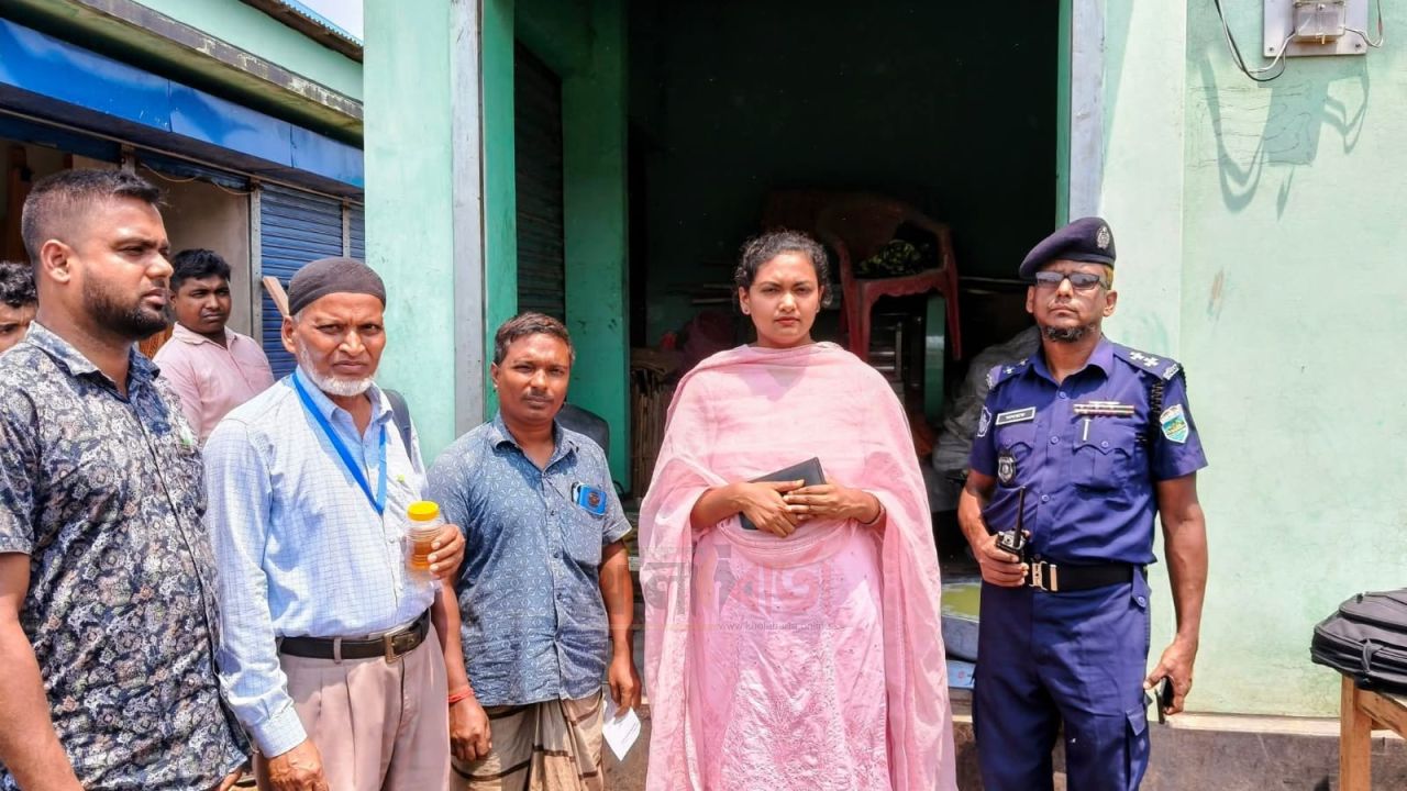 বেড়ায় অস্বাস্থ্যকর পরিবেশে মিষ্টি তৈরি, প্রতিষ্ঠানকে জরিমানা