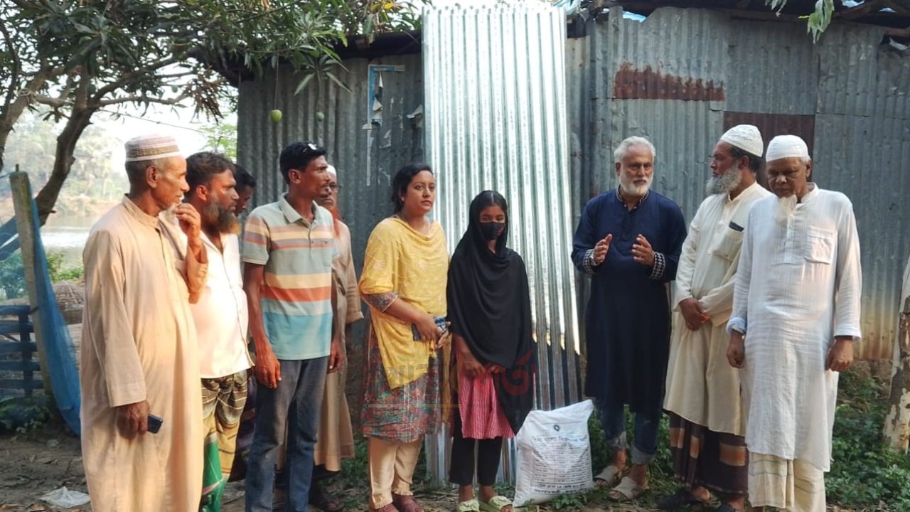 ঝড়ে ঘর বিধ্বস্ত অসহায় মধু খাতুনের পরিবারের পাশে ইউএনও নুসরাত জাহান