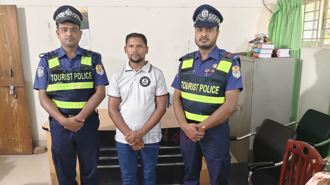 পাহাড়পুরে বিদেশি পর্যটককে হয়রানি; টুরিস্ট পুলিশের পদক্ষেপে অভিযুক্তকে থানায় হস্তান্তর