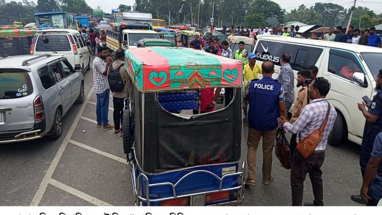 মান্দায় অটোরিকশা মালিক সমিতির ও বাস শ্রমিক দ্বন্ধে মহাসড়ক অবরোধ