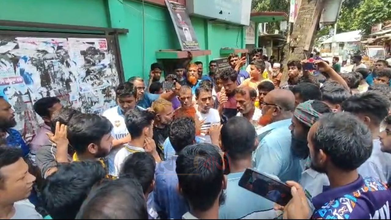 রায়গঞ্জে লোডশেডিংয়ের প্রতিবাদে রাস্তায় তাঁতকল মালিক-শ্রমিকরা
