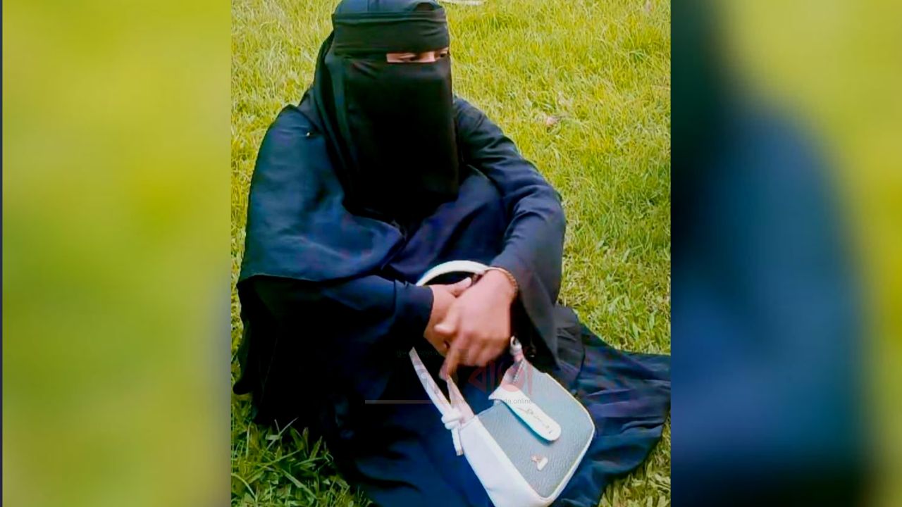 স্বামীর স্বীকৃতির দাবিতে কেন্দুয়ায় শ্বশুরবাড়িতে দুই দিন ধরে তরুণীর অনশন