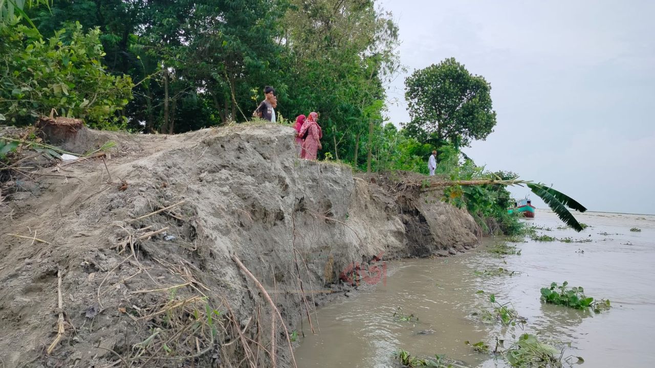 ভাঙ্গন আতঙ্কে কাঁদছে রসূলপুরের বাসিন্দারা; পৈতৃক ভিটেমাটি হারানোর ভয়
