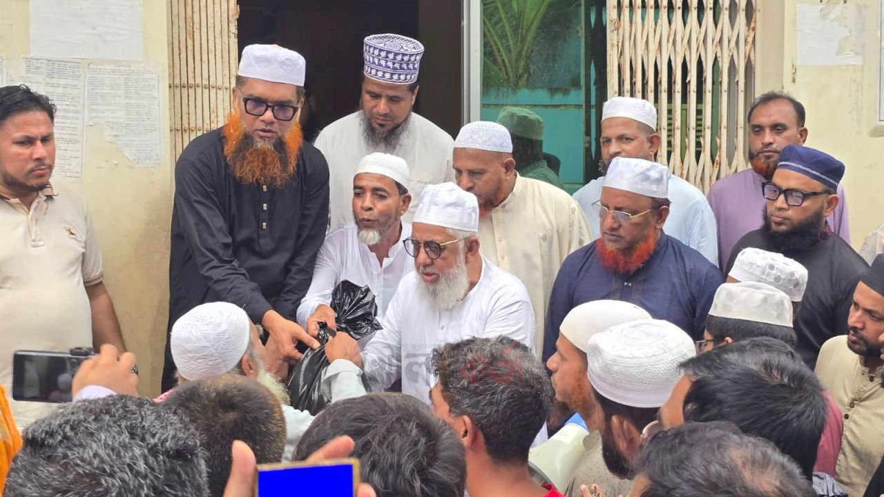 লোহাগাড়ায় বন্যার্তদের মাঝে ত্রাণ বিতরণ করলেন এমপি শাহজাহান চৌধুরী