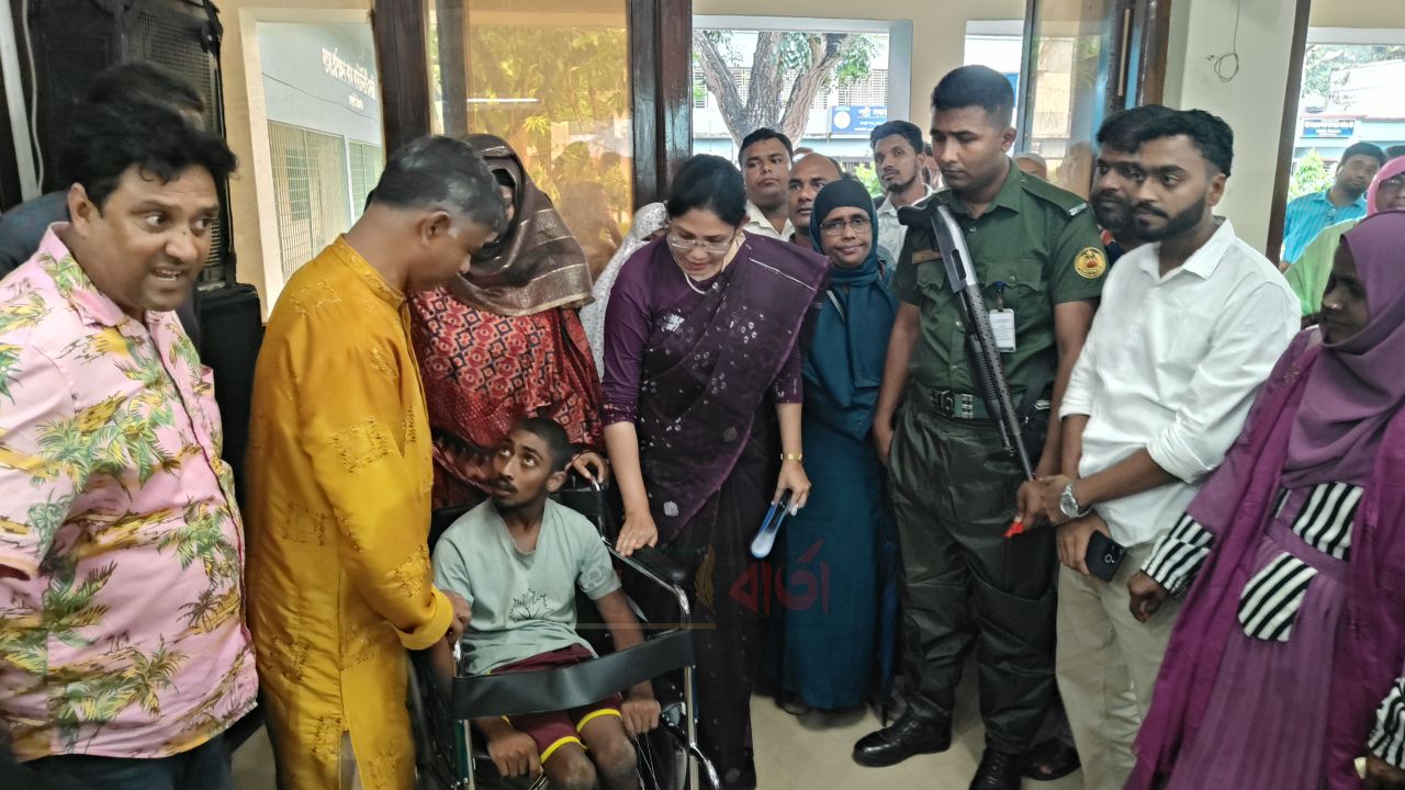 প্রান্তিক কৃষকদের মাঝে ৫ হাজার গাছের চারা, প্রতিবন্ধীদের জন্য দোকানঘর বিতরণ