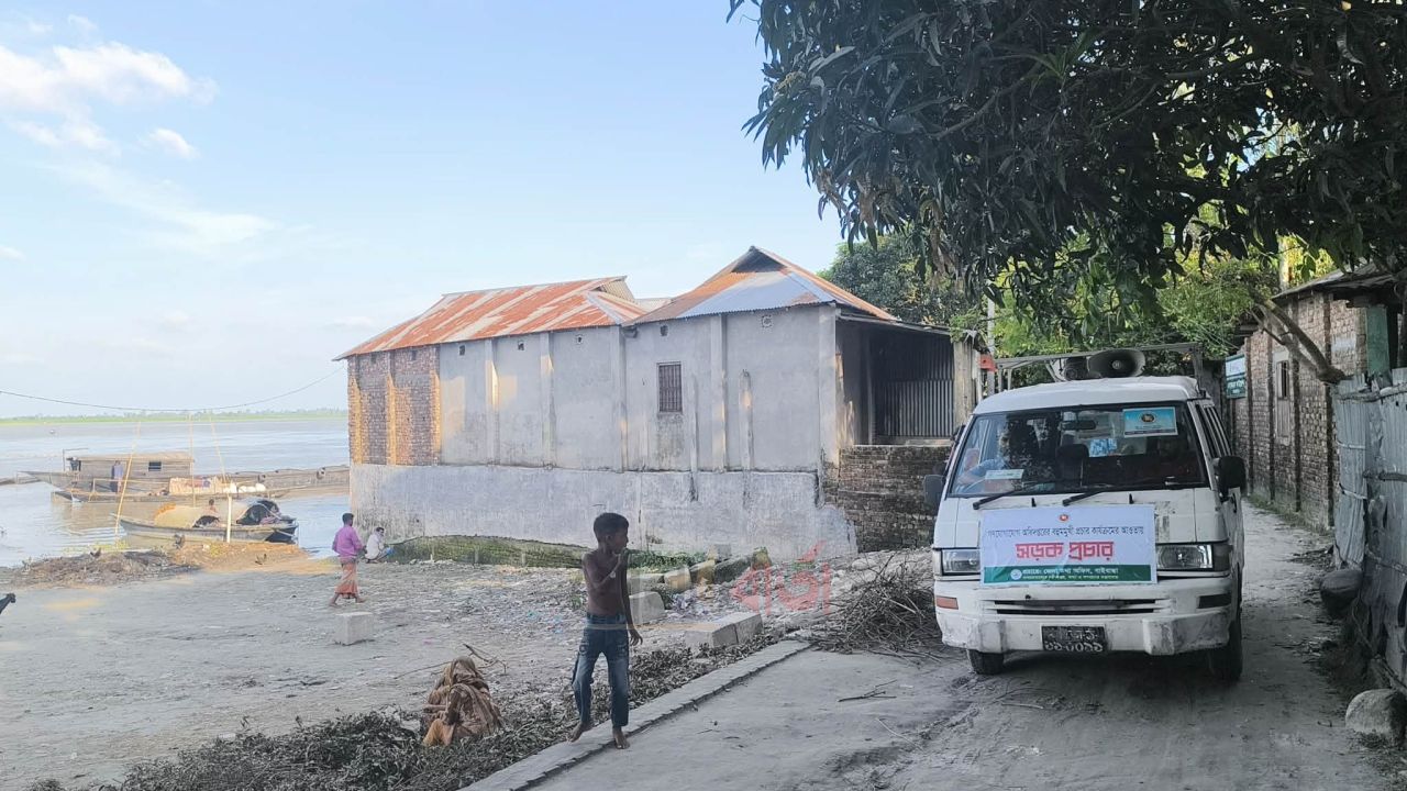 বন্যার আগাম সতর্কতা নিয়ে জোরালোভাবে কাজ করছে গাইবান্ধা তথ্য অফিস