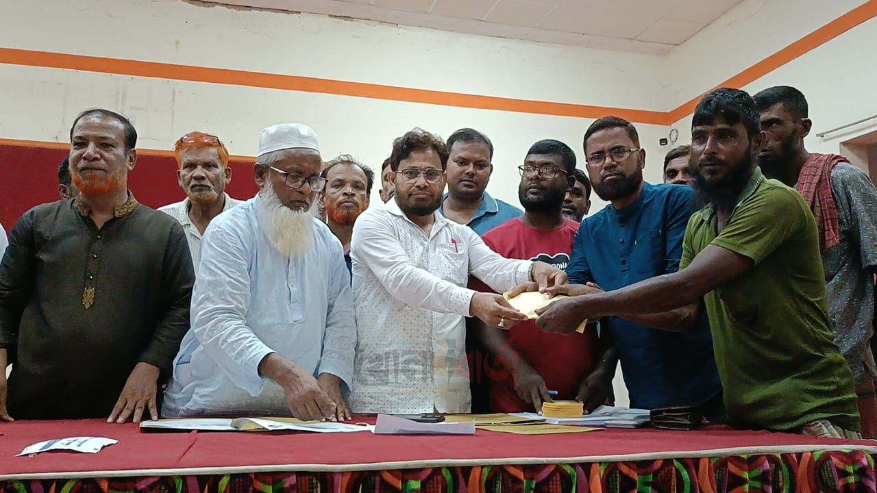 রায়গঞ্জে মানবিক সহায়তা পেলেন ৩৮৫ দরিদ্র-অসহায় মানুষ