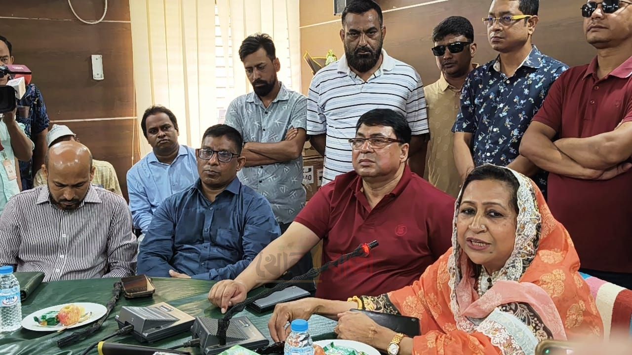 গাইবান্ধা জেনারেল হাসপাতালে জেলা পরিষদের ইসিজি মেশিন হস্তান্তর