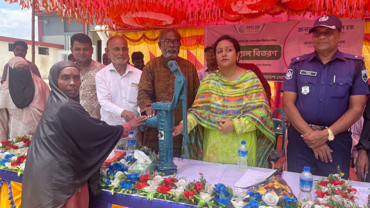 তাড়াশে সুবিধাবঞ্চিত পরিবারের মাঝে ৬০টি টিউবওয়েল বিতরণ