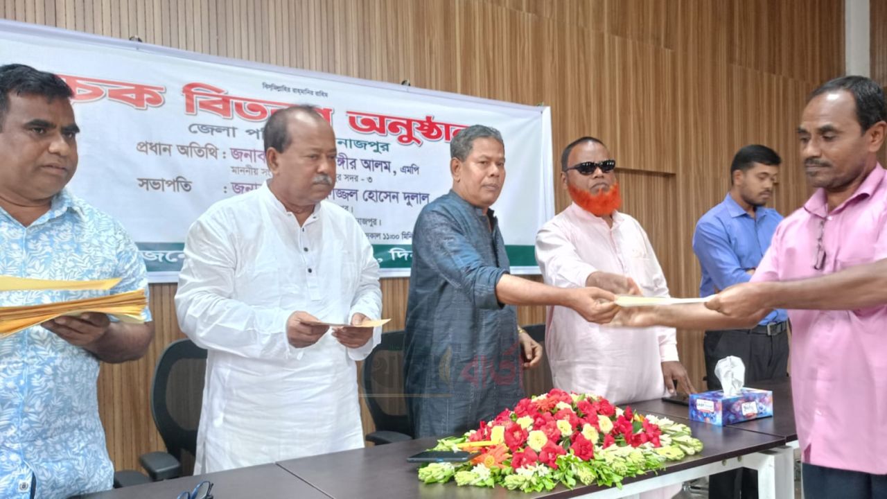 দিনাজপুর জেলা পরিষদে উন্নয়নমূলক কাজের অনুদানের চেক হস্তান্তর 