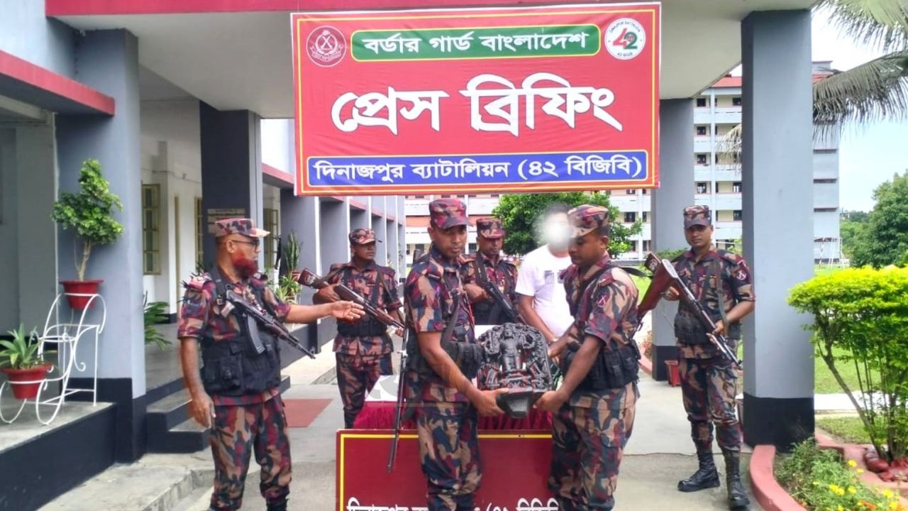 দিনাজপুরে ৪২ বিজিবি'র বিশেষ অভিযানে ৩২ লক্ষ টাকার কষ্টিপাথরের বিষ্ণু মূর্তি উদ্ধার,আটক ১