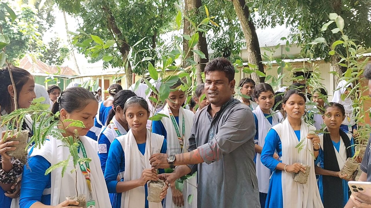 রায়গঞ্জে স্বেচ্ছাসেবক দলের প্রতিষ্ঠাবার্ষিকীতে শিক্ষার্থীদের হাতে গাছের চারা
