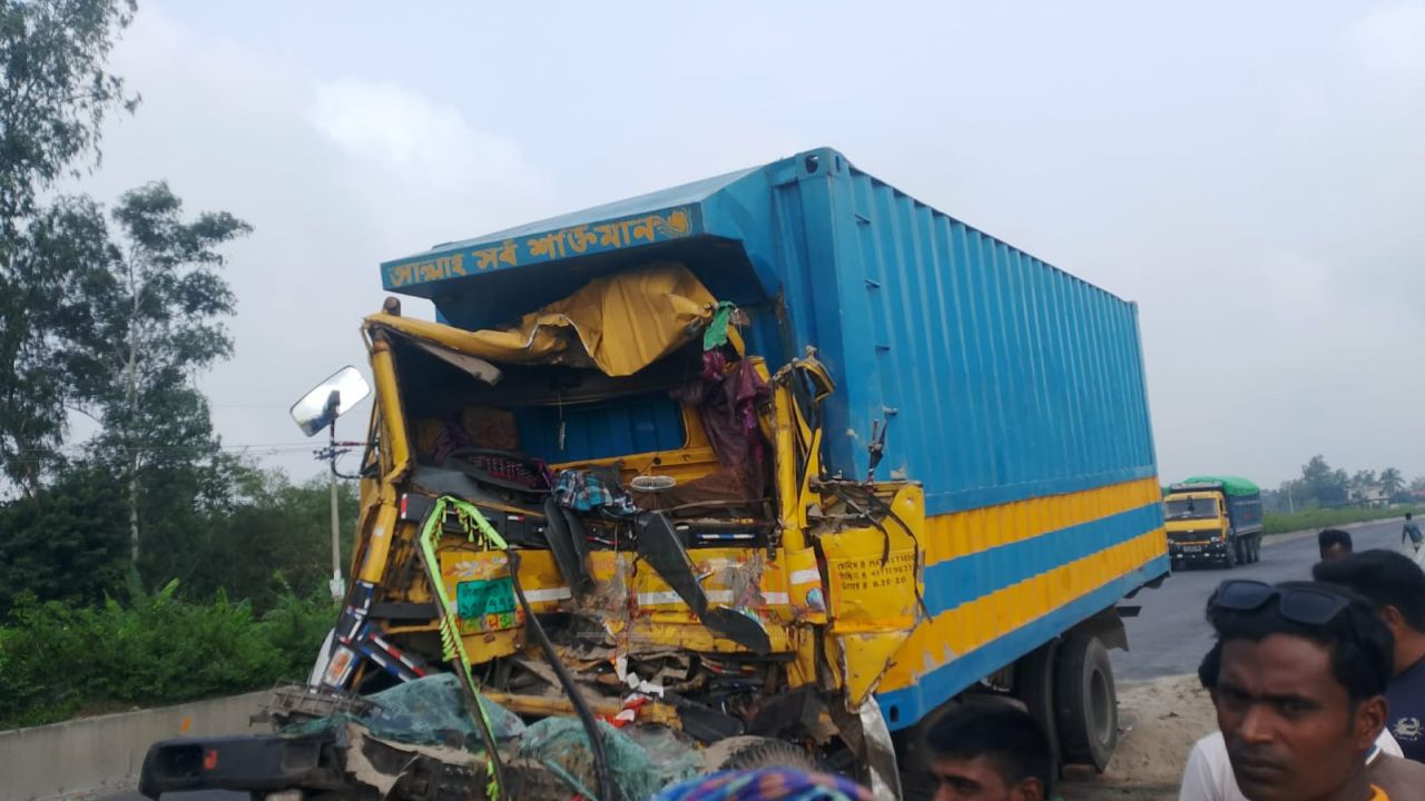 রায়গঞ্জে ডাম্প ট্রাকের ধাক্কায় চালক নিহত,  হেলপার আহত