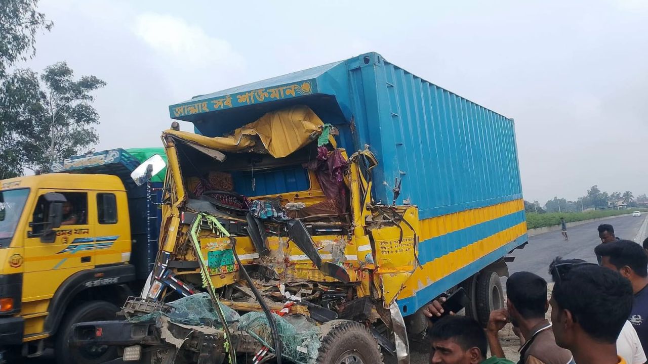 রায়গঞ্জে বেপরোয়া ডাম্প ট্রাকের ধাক্কায় চালক নিহত, হেলপার আহত