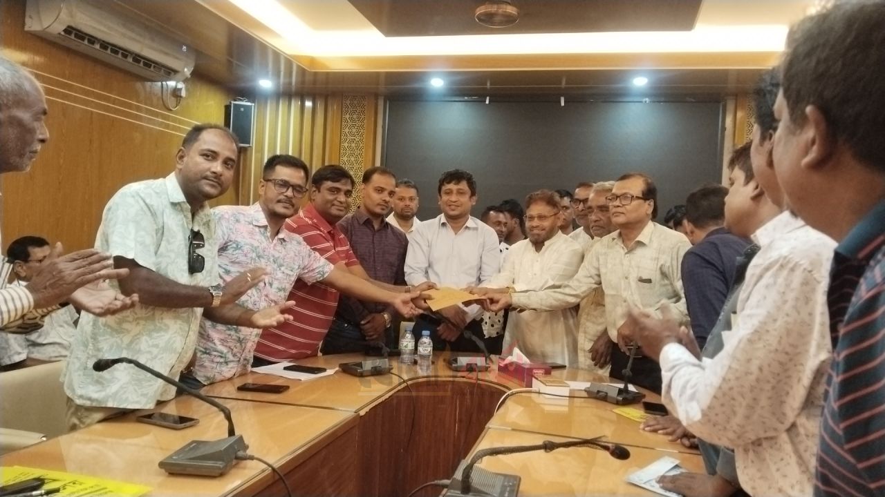 রায়গঞ্জে ৯৩ পূজামণ্ডপে ৫৫.৮ টন চালসহ  এমপির নগদ সহায়তা