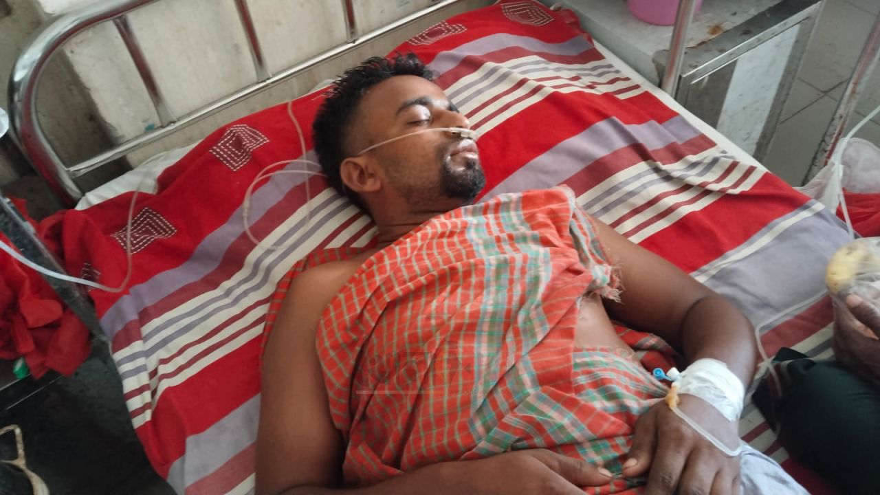  রায়গঞ্জে গলায় গামছা পেঁচিয়ে কাঁচামাল ব্যবসায়ীকে মারধর, টাকা ছিনতাই 